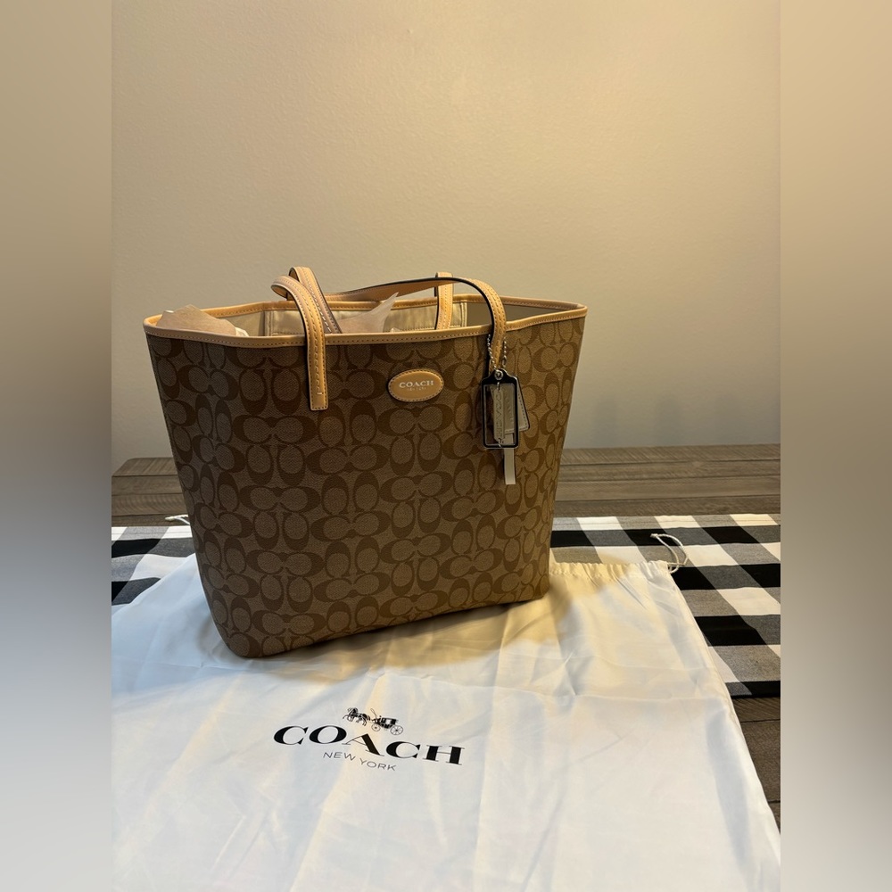Brand: Coach
Type: Tote Bag
Size: Large
Condition: Brand New